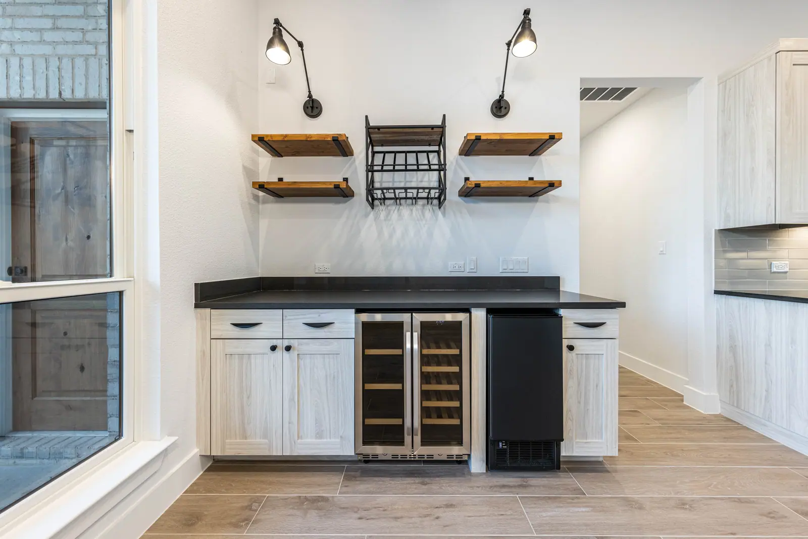 Wet bar, Farmhouse Hill Country Retreat (RenovatePros project)