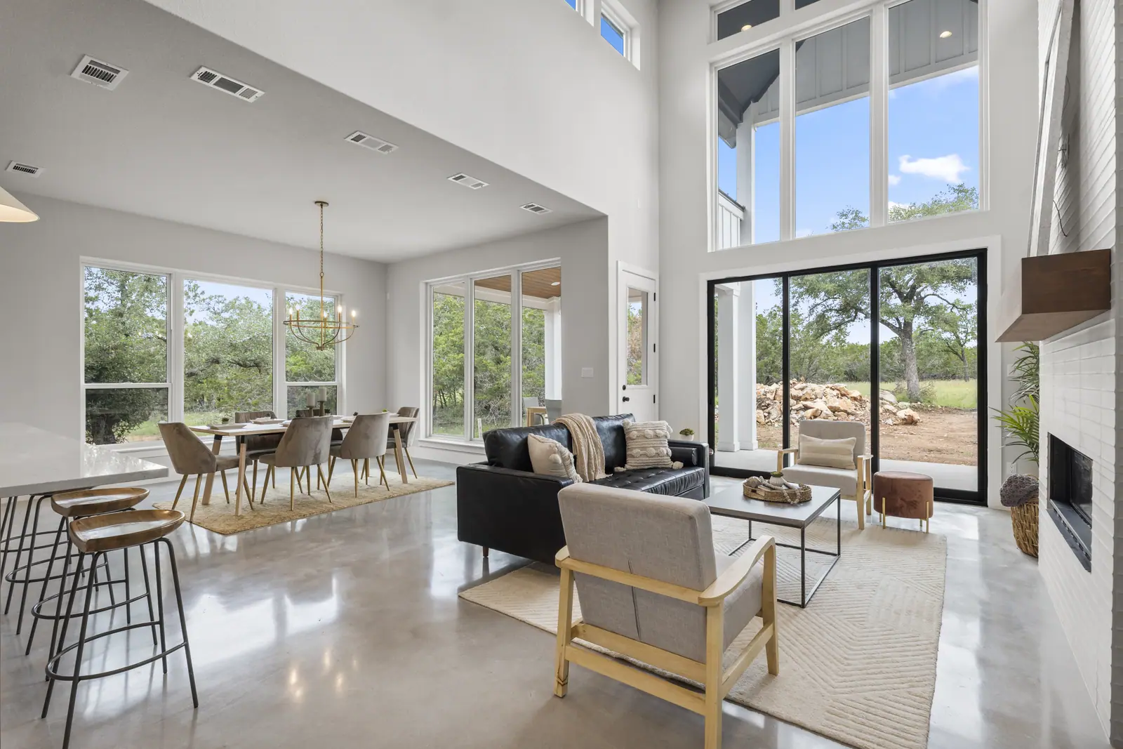 Living room, Round Mountain Modern Farmhouse (RenovatePros project)
